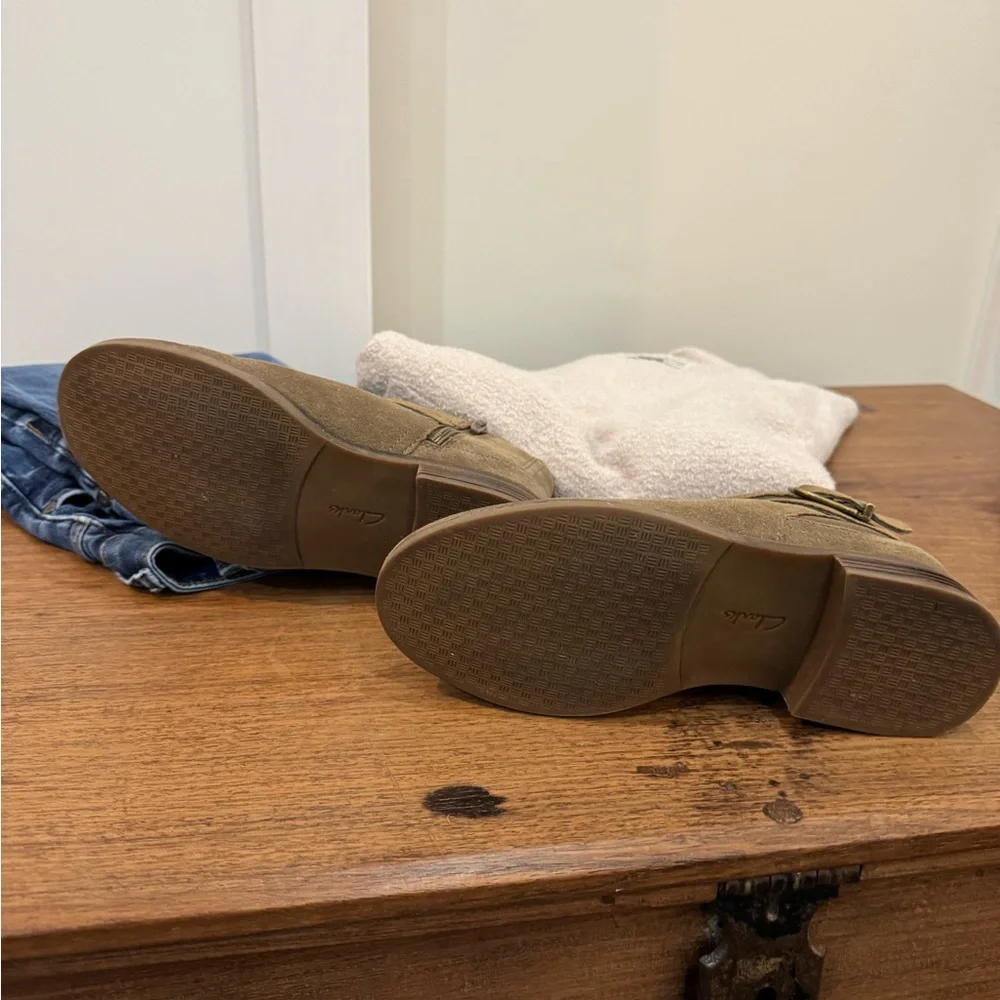 Clarks boots. - Picture 3 of 6